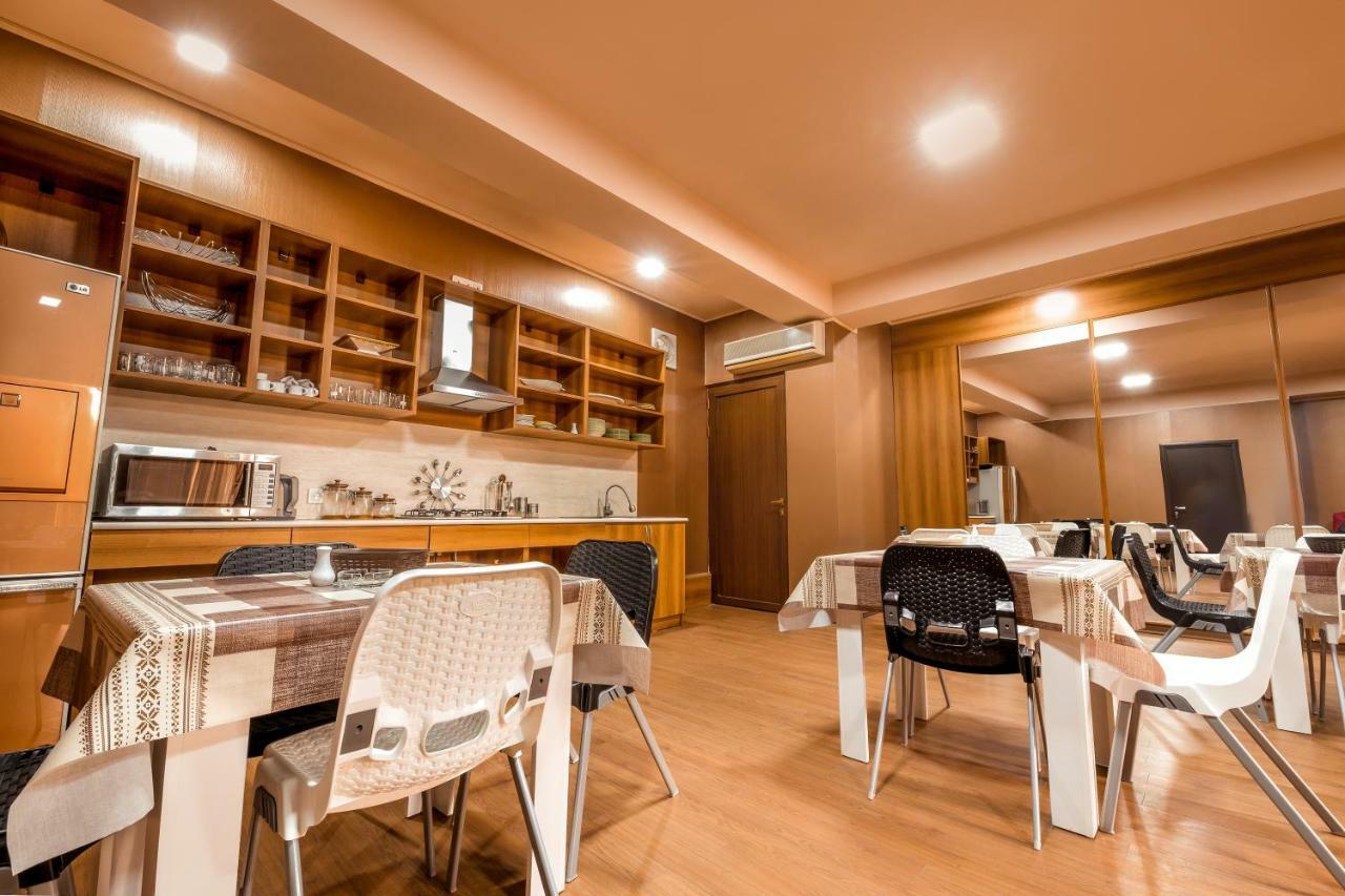 Aygestan Hostel Yerevan Ngoại thất bức ảnh